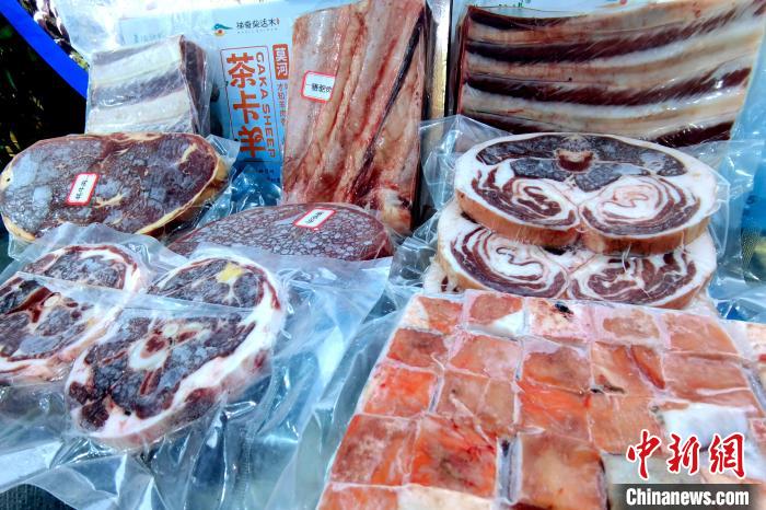 圖為前來參展的柴達(dá)木肉類?！±铍h 攝