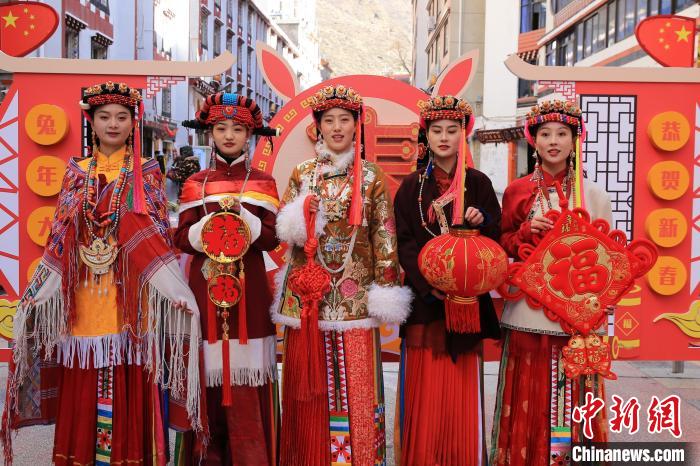 丹巴美女送祝福，迎新年。　李永安 攝