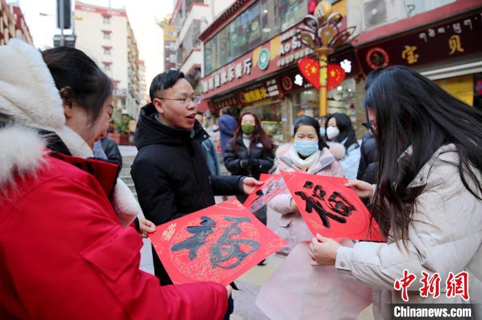 街頭市民收到送的“福”字?！±钣腊?攝