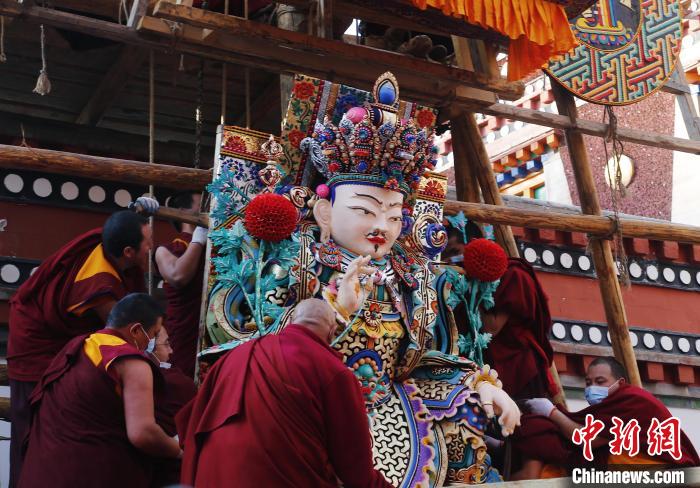 圖為塔爾寺僧人為酥油花搭架子。　馬銘言 攝