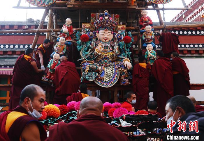 圖為塔爾寺僧人為酥油花搭架子?！●R銘言 攝