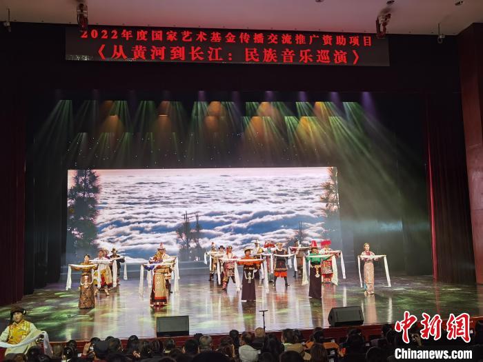 圖為演出現(xiàn)場(chǎng)?！∨擞隄?攝