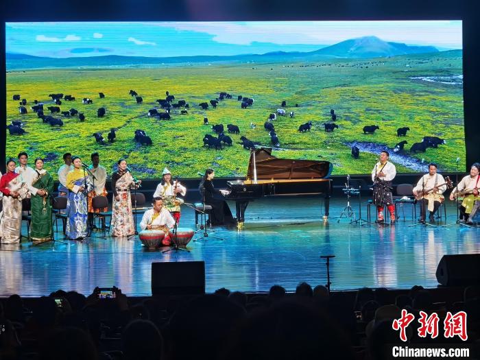 圖為演出現(xiàn)場(chǎng)?！∨擞隄?攝