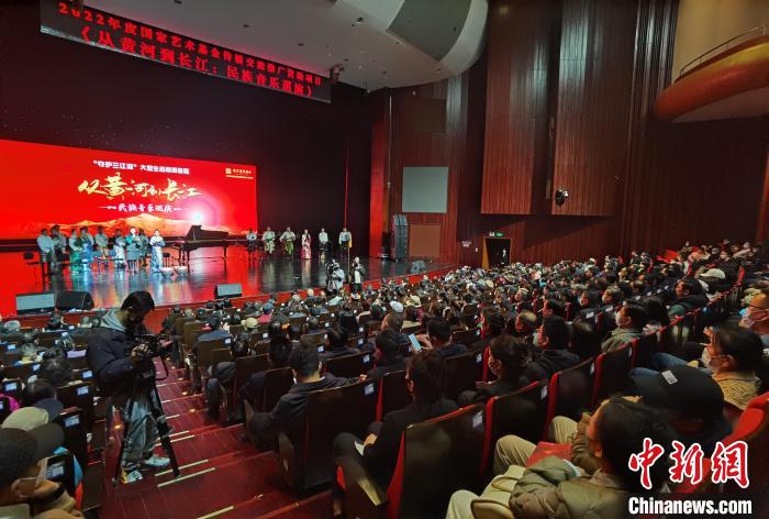 圖為演出現(xiàn)場(chǎng)?！∨擞隄?攝