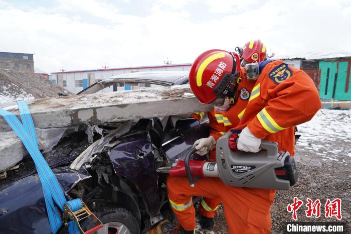 圖為地震實(shí)戰(zhàn)拉動(dòng)現(xiàn)場(chǎng)，參演人員進(jìn)行車輛破拆?！∮駱湎拦﹫D