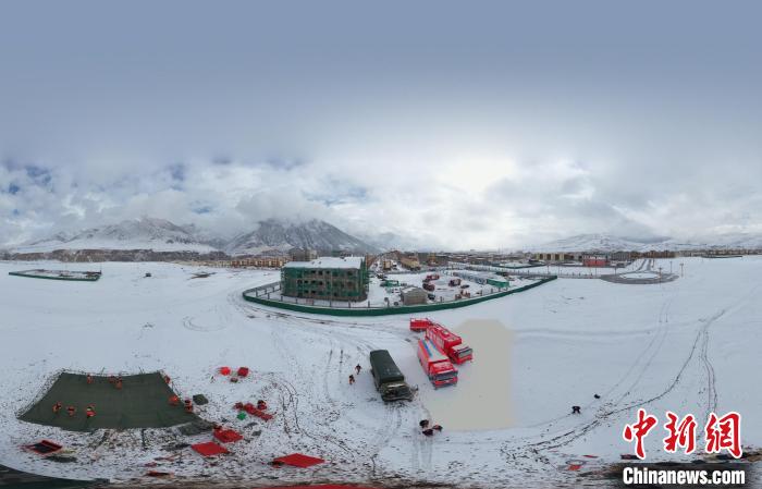 圖為地震實(shí)戰(zhàn)演練現(xiàn)場(chǎng)全景?！∮駱湎拦﹫D