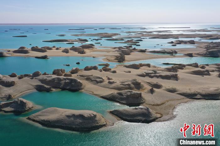 航拍青海大柴旦烏素特水上雅丹奇特景觀?！●R銘言 攝