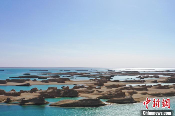 航拍青海大柴旦烏素特水上雅丹奇特景觀?！●R銘言 攝