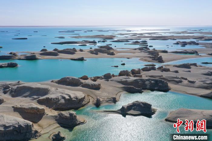 航拍青海大柴旦烏素特水上雅丹奇特景觀?！●R銘言 攝