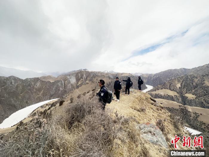 圖為曲麻萊縣崗當(dāng)村的生態(tài)管護人員開展巡護?！《“瓦_杰 攝