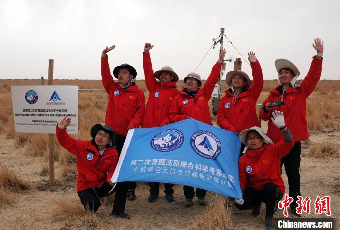 經(jīng)過不懈努力，格爾木濕地站終于建成，第二次青藏科考中科院空天院分隊(duì)向航拍無人機(jī)揮手合影?！?lt;a target='_blank' href='/'><p  align=