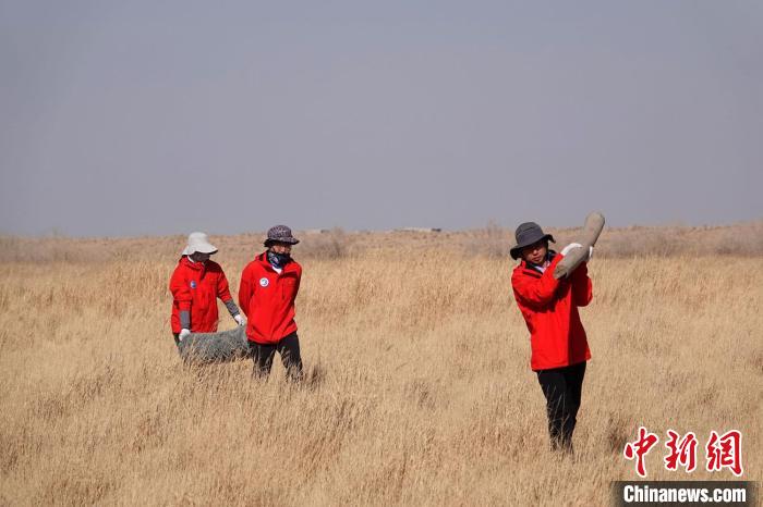 格爾木濕地站建設(shè)過程中，第二次青藏科考中科院空天院分隊(duì)隊(duì)員化身搬運(yùn)工，在高原上開展體力勞動?！?lt;a target='_blank' href='/'><p  align=
