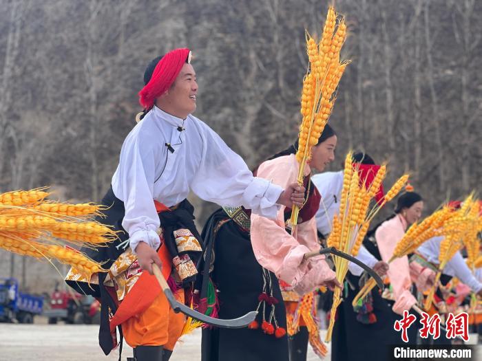 圖為當(dāng)?shù)厝罕娬寡莘沁z類歌舞文化。　李江寧 攝