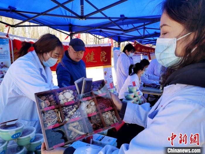 圖為中藥展示。　張?zhí)砀?攝