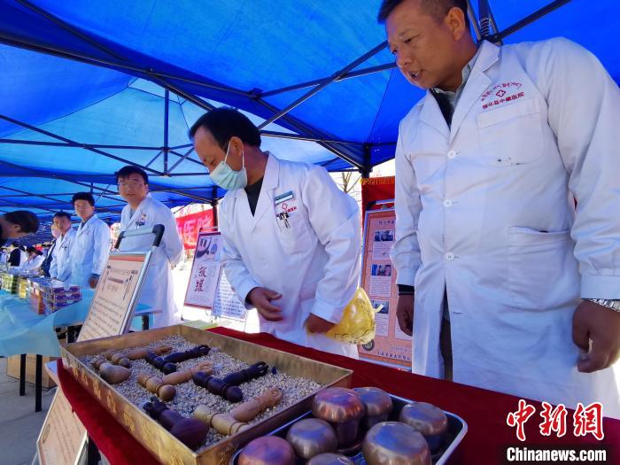 圖為青海省循化縣的國家級(jí)非遺項(xiàng)目尤闕療法的器械展示?！?zhí)砀?攝
