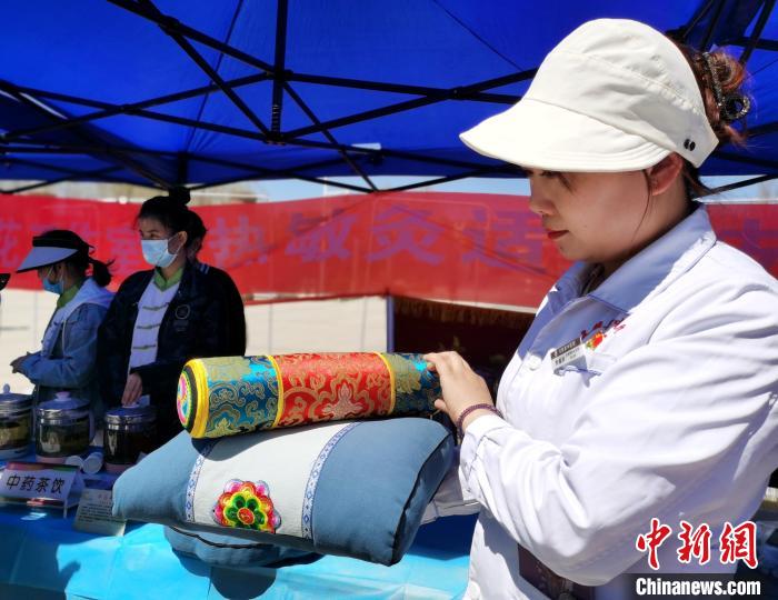 圖為青海省互助縣的中藥枕頭?！?zhí)砀?攝