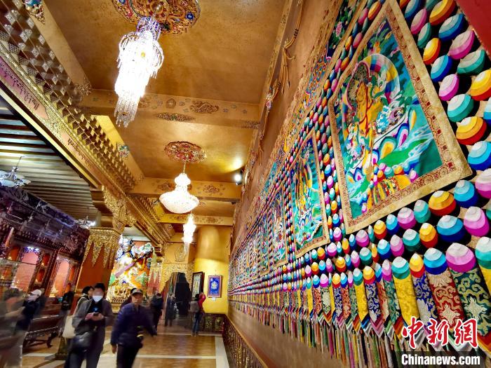 圖為仁俊畫院內(nèi)的堆繡?！?zhí)砀?攝