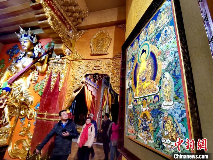 圖為仁俊畫院內(nèi)的唐卡?！?zhí)砀?攝