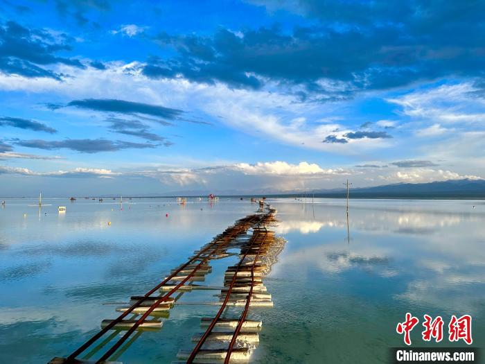 圖為茶卡鹽湖景區(qū)風(fēng)光?！⒀?攝