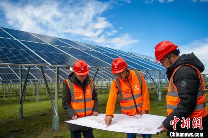 施工技術(shù)人員正在認(rèn)真核查柯拉一期光伏電站相關(guān)設(shè)計(jì)數(shù)據(jù)等?！⒅铱?攝