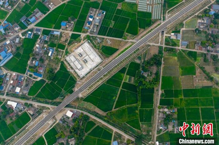 空中俯瞰綿竹牽引變電所和川青鐵路成黃段鐵路線?！⒅铱?攝