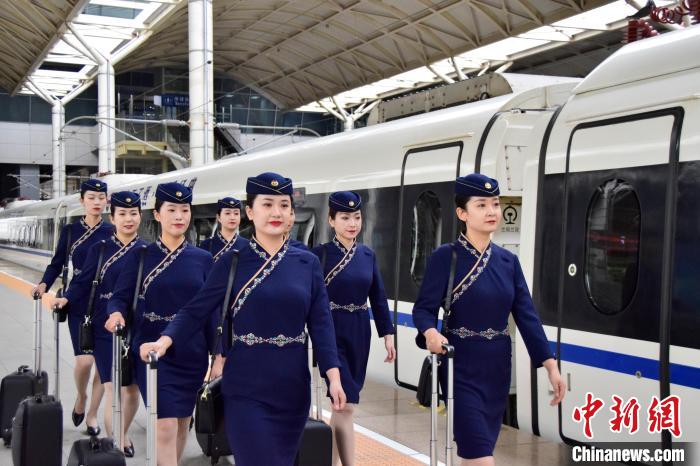 圖為青藏鐵路西格段“復(fù)興號(hào)”動(dòng)車組乘務(wù)員新制服亮相?！|科力加 攝