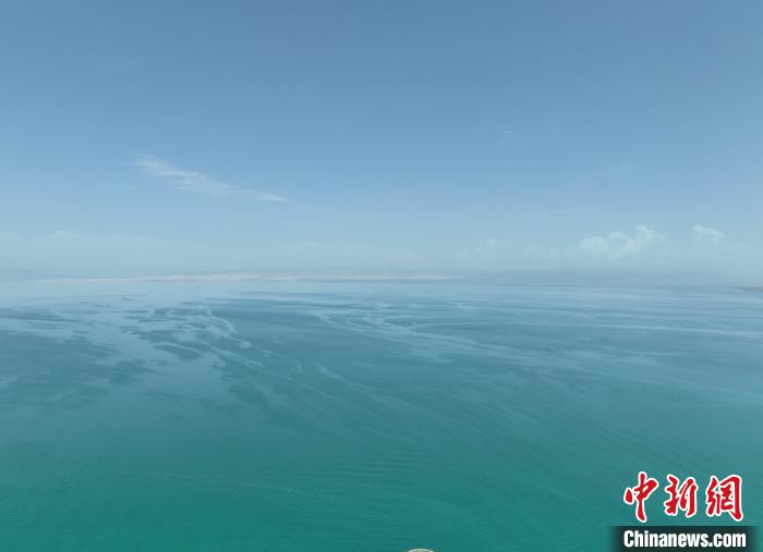 圖為航拍仲夏時節(jié)，青海湖水天一色?！∑钤鲚?攝