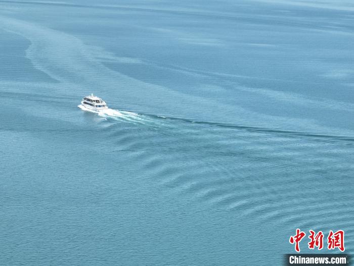 圖為航拍仲夏時節(jié)，青海湖湖水碧波蕩漾。　祁增蓓 攝