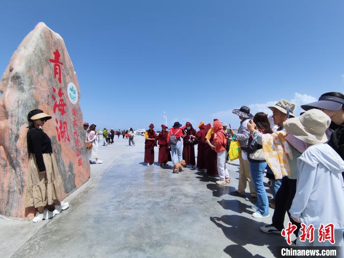 圖為航拍青海湖美景引游客拍照打卡?！∑钤鲚?攝