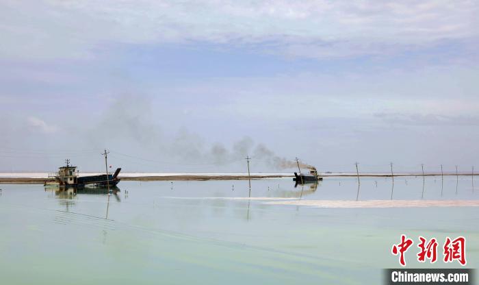 “天空之鏡”青海茶卡鹽湖：迎黃金旅游季，獨(dú)特景色引客來(lái)