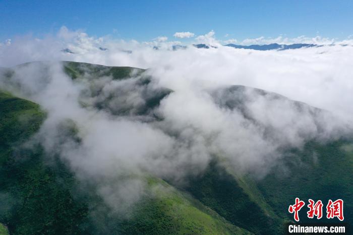 航拍賽來(lái)塘鎮(zhèn)山間云霧繚繞?！●R銘言 攝