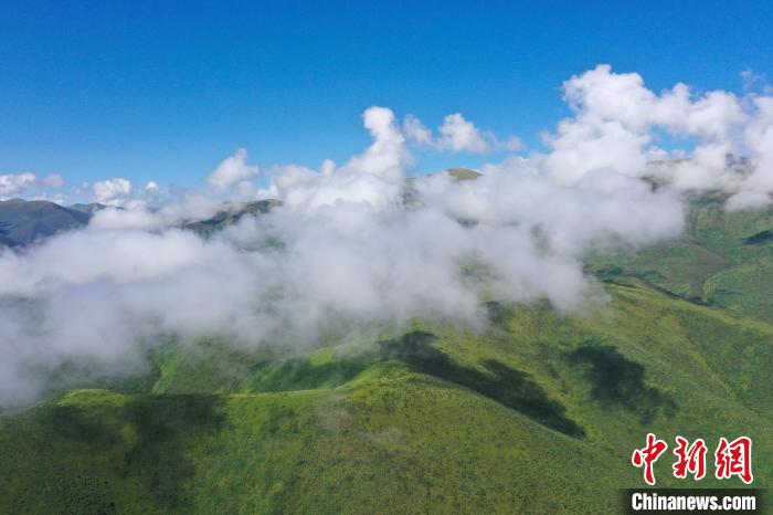 航拍賽來(lái)塘鎮(zhèn)山間云霧繚繞?！●R銘言 攝