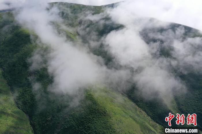 航拍賽來(lái)塘鎮(zhèn)山間云霧繚繞?！●R銘言 攝