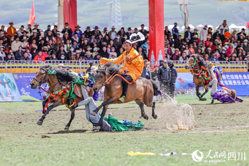 馬術(shù)表演現(xiàn)場。洛絨尼瑪攝