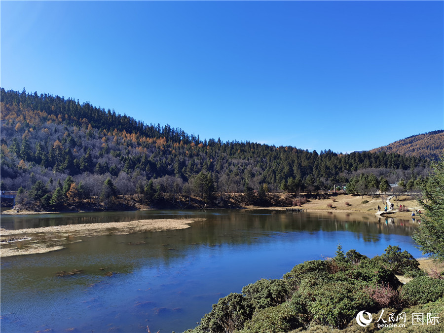 香格里拉國家公園景區(qū)內(nèi)，被譽為“高原仙子”的屬都湖吸引了眾多游客。人民網(wǎng)記者 杜明明攝
