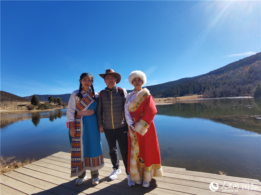 來自安徽合肥的一家三口在香格里拉國家公園景區(qū)內(nèi)拍照留念。人民網(wǎng)記者 杜明明攝