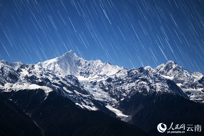 梅里雪山“星河流淌”奇觀。趙一舟攝