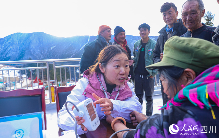 幫扶醫(yī)療小分隊成員為村民義診。劉學懿攝