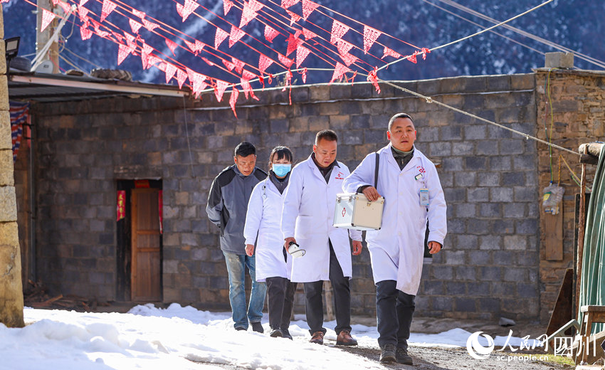 對口幫扶醫(yī)療小分隊行走在雪地里。劉學懿攝