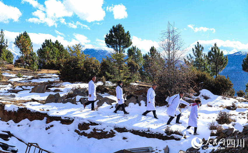 對口幫扶醫(yī)療小分隊行走在雪地里。劉學懿攝