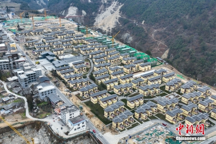圖為2月1日，瀘定磨西鎮(zhèn)震后重建的安置小區(qū)。(無人機(jī)照片)<a target='_blank' href='/'><p  align=