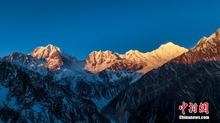 圖為2月1日，清晨陽光照在貢嘎雪山上，出現(xiàn)“日照金山”景觀。(無人機(jī)照片)<a target='_blank' href='/'><p  align=