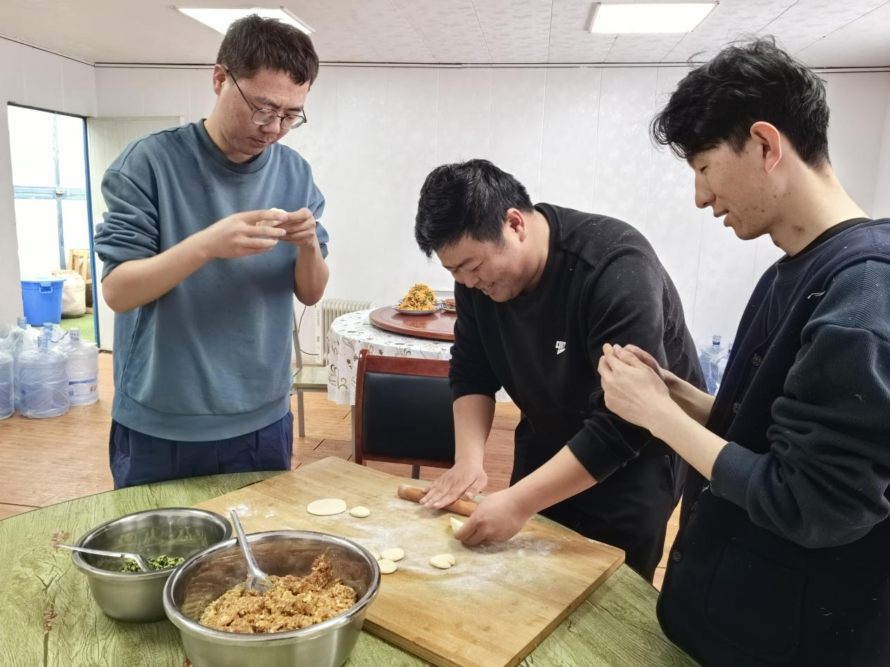 項目部里包餃子。王元明攝