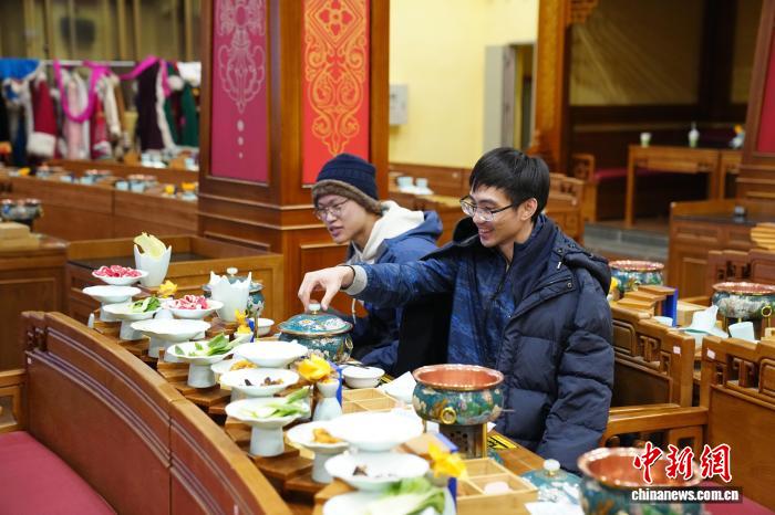 （滇藏公路50年）云南梅里雪山“觀山經(jīng)濟”激活文旅發(fā)展動能