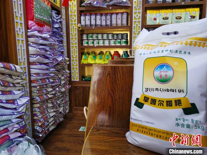 圖為洛桑旦增為自家青稞產(chǎn)品設(shè)計(jì)的商標(biāo)與特色包裝?！垈?攝