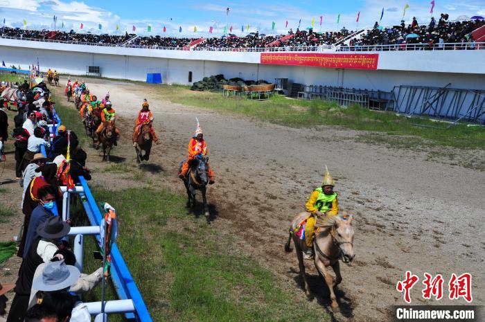 圖為少年騎手騎乘沒有馬鞍的賽馬，靠雙腳夾住馬馳騁在跑道上?！垈?攝