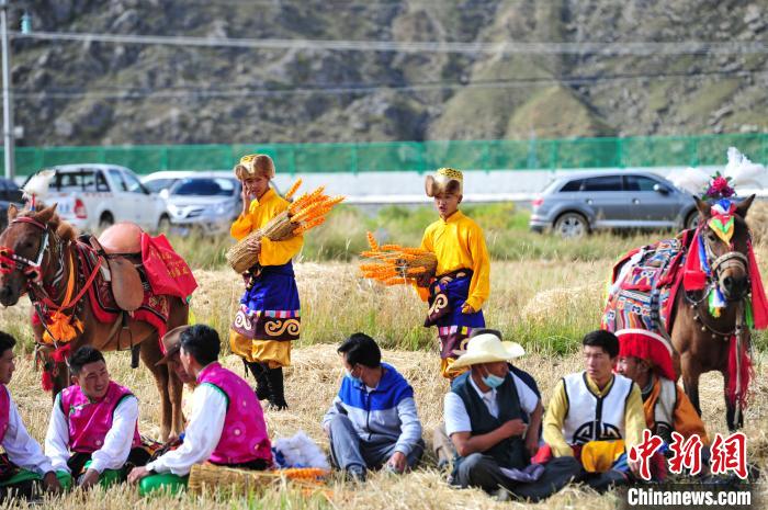 圖為等待登場的農(nóng)牧民演員。　張偉 攝