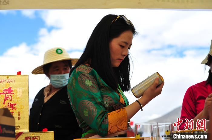 圖為拉薩市民在特色農(nóng)畜產(chǎn)品展示展銷會上選購商品。　張偉 攝