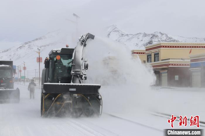 圖為該支隊(duì)官兵正在清理路面積雪?！《崦刺?攝