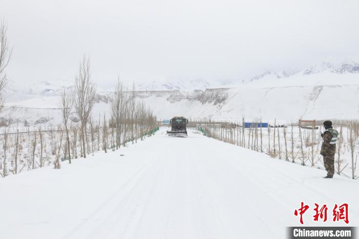 圖為救援官兵正在緊急清理路面積雪?！《崦刺?攝